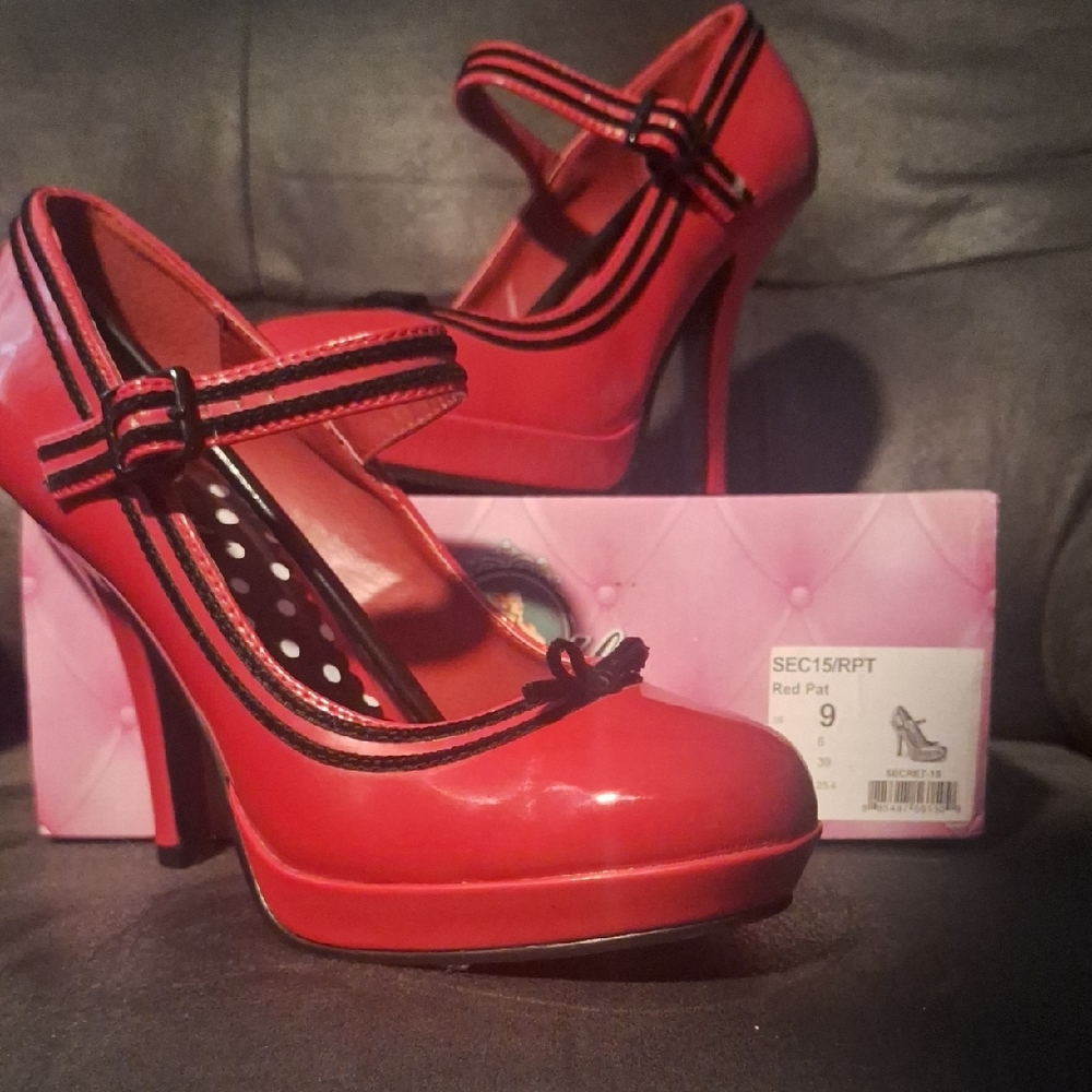 Pin Up Cpture Red Patent Leather Mary Jane Heels